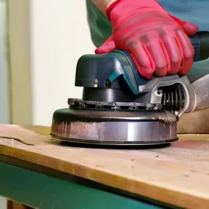 Шлифовка сосны эксцентриковой машинкой: как избежать барашков и царапин на мягкой древесине