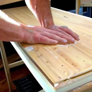 Шпатлевание сколов на ламинированной ДСП (ЛДСП) с помощью твердого мебельного воска