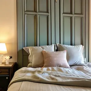 Upcycling старой деревянной двери: создание уникального изголовья для двуспальной кровати