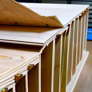 Как предотвратить выгибание фанеры толщиной 10 мм при хранении в вертикальном положении